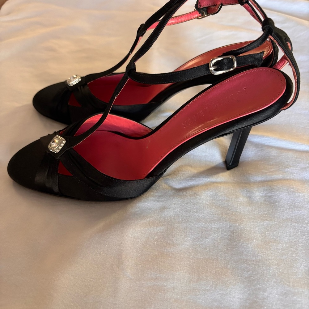 NWT Judith Leiber Black Satin T-strap Heels with Swarovski Crystal Accent Sz 8.5 - Picture 3 of 10